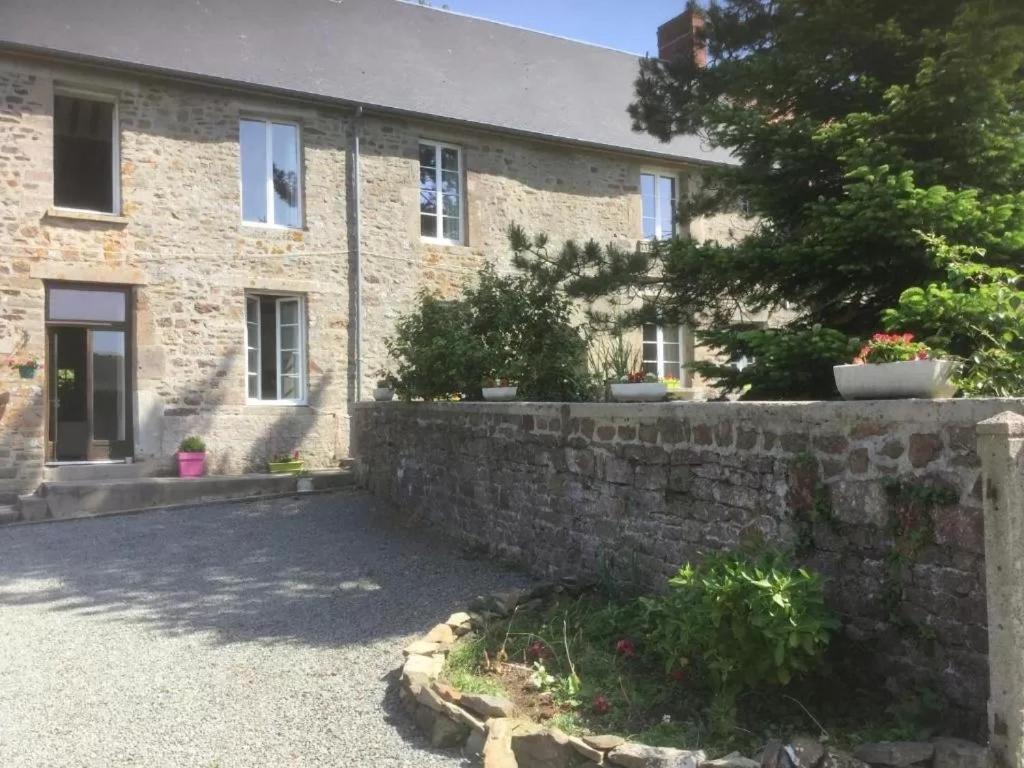 La Petellerie, Maison De Campagne Avec Piscine Pour Un Sejour Detente Moyon Bagian luar foto