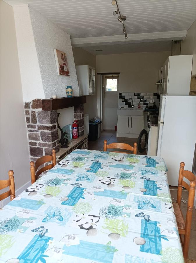 La Petellerie, Maison De Campagne Avec Piscine Pour Un Sejour Detente Moyon Bagian luar foto