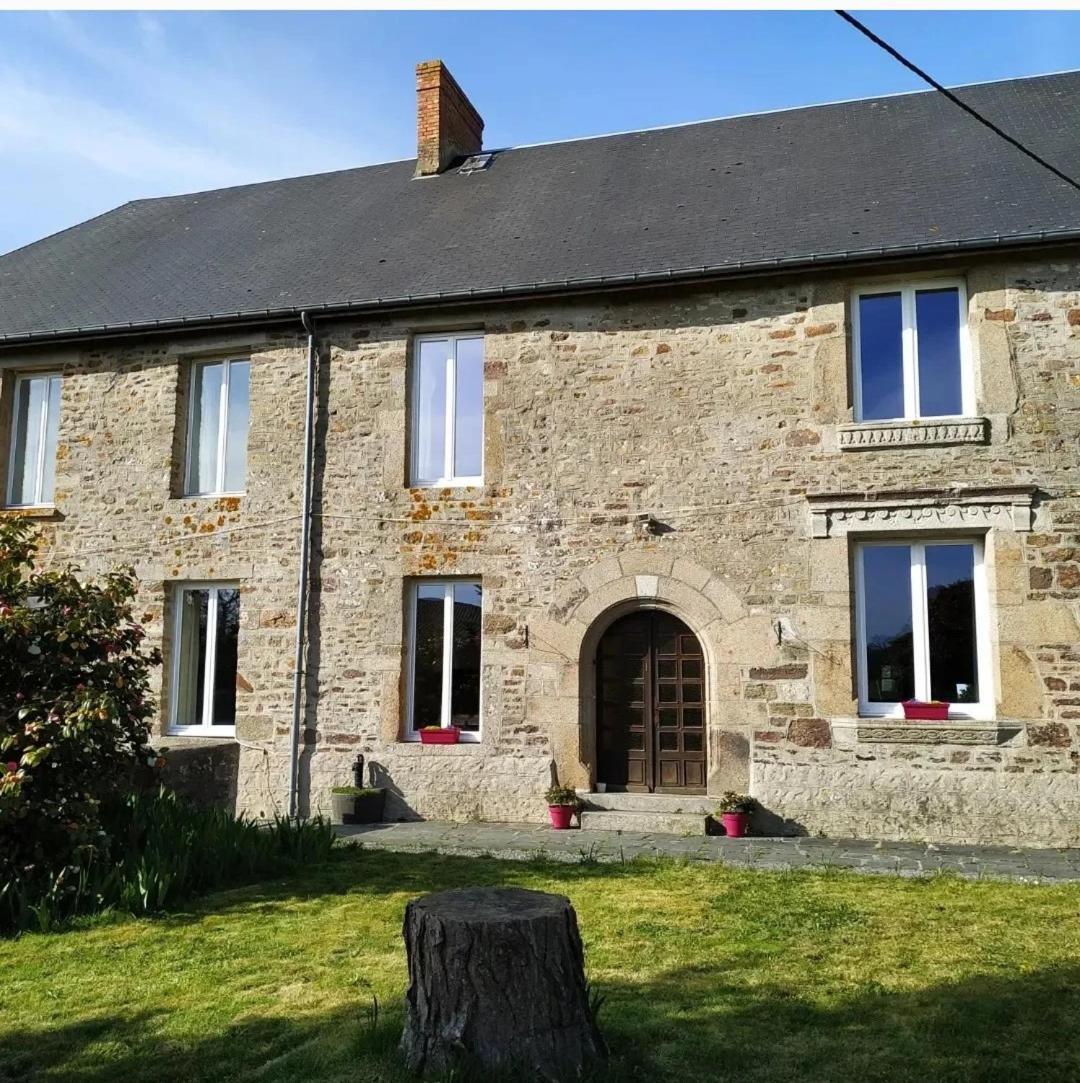 La Petellerie, Maison De Campagne Avec Piscine Pour Un Sejour Detente Moyon Bagian luar foto
